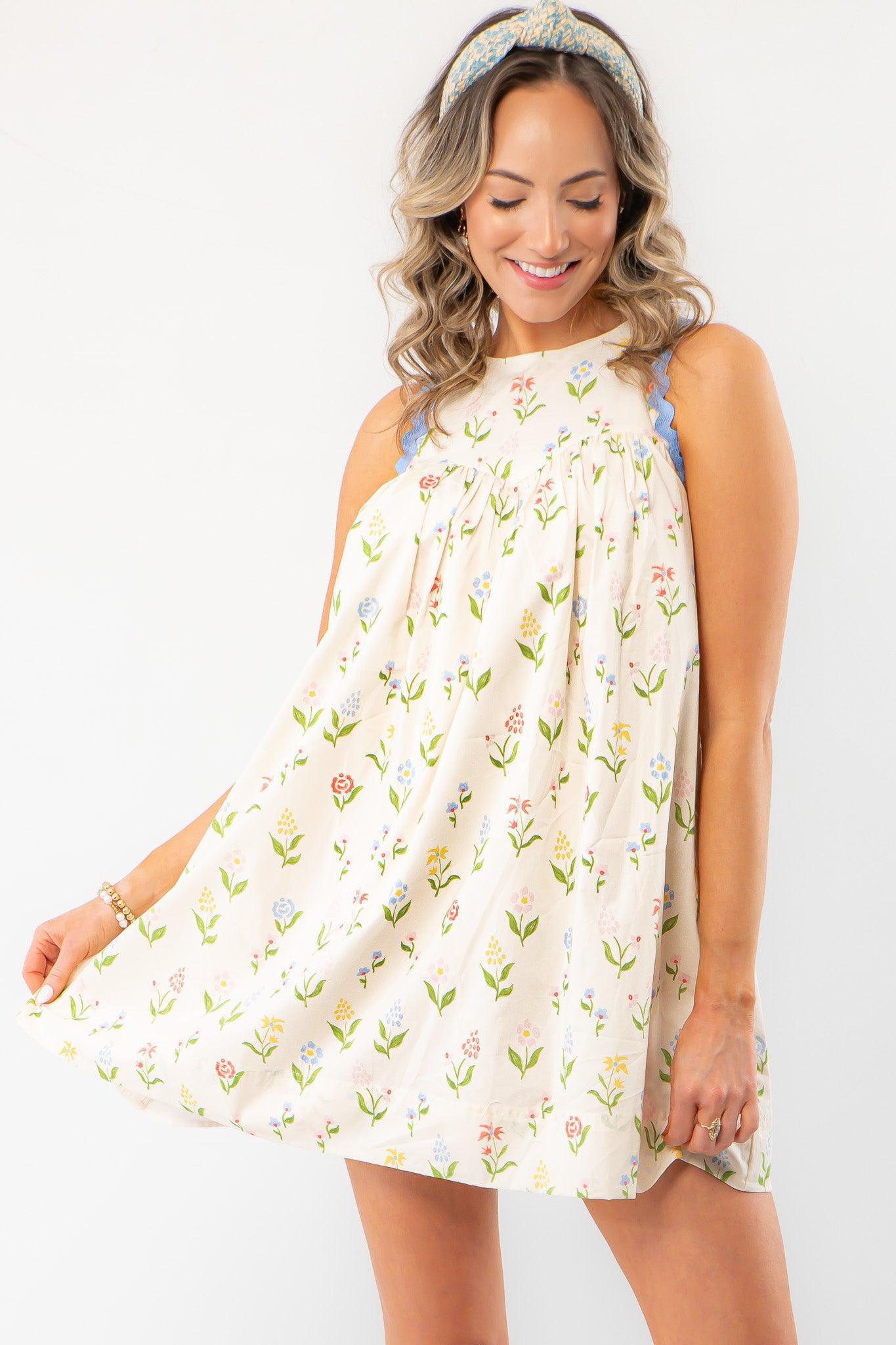 Charming short dress with a delicate floral pattern, perfect for warm-weather outings. Designed with a relaxed fit and stylish halter neckline.