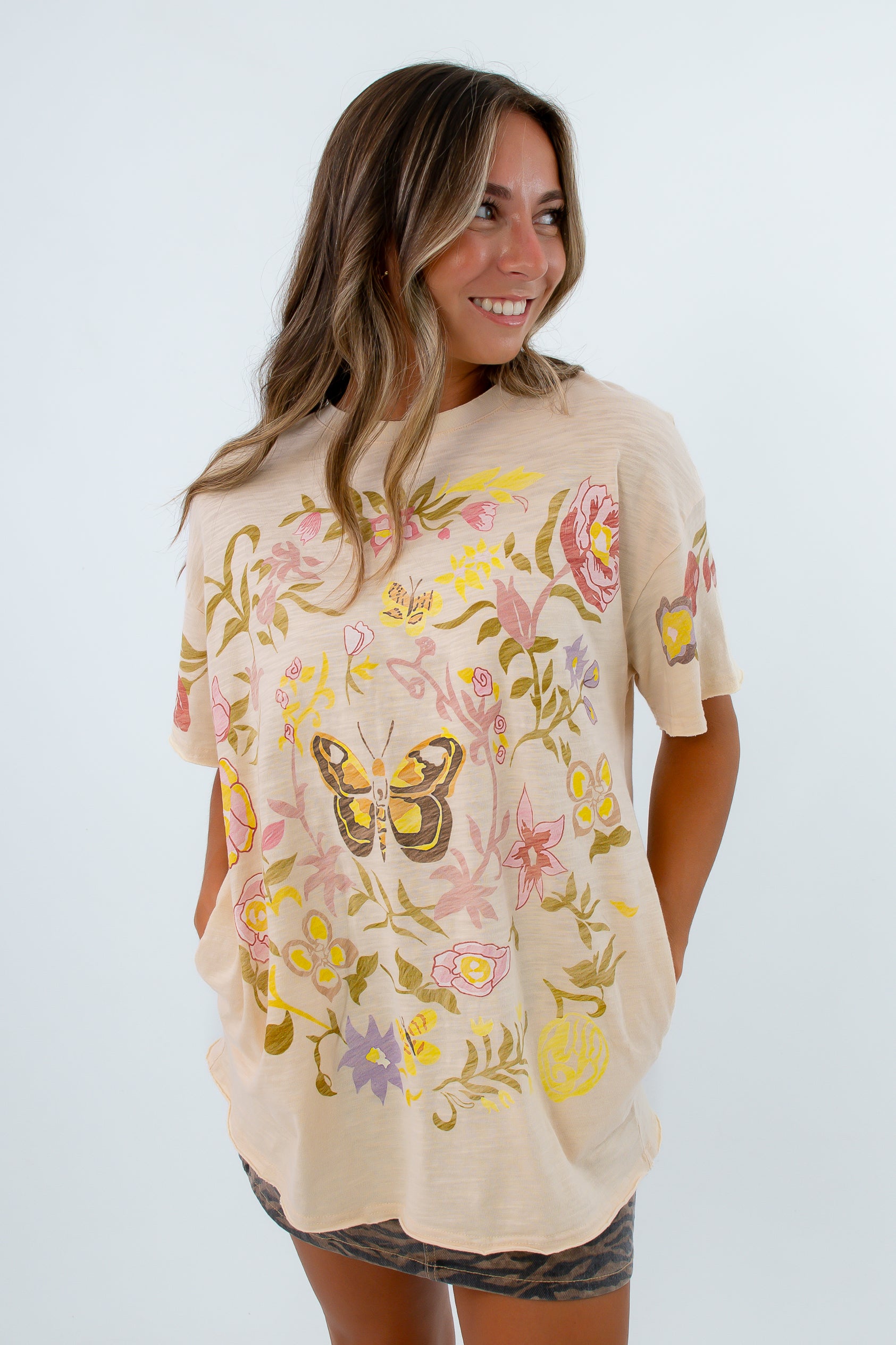 Casual oversized graphic tee with comfortable fit, casual oversized graphic tee with floral garden print