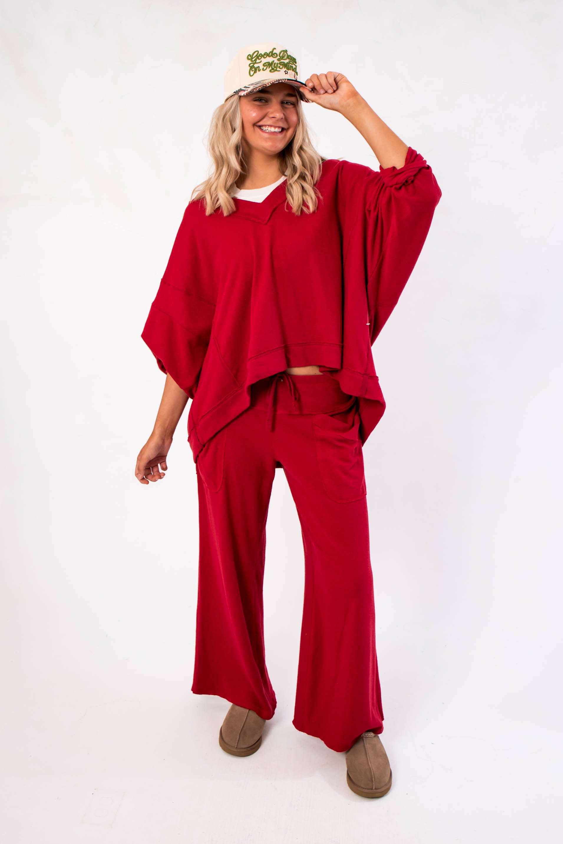 Free People Deep Cherry Staycation Pullover – Oversized cherry red sweatshirt with dropped shoulders and flowy silhouette, styled for casual comfort.