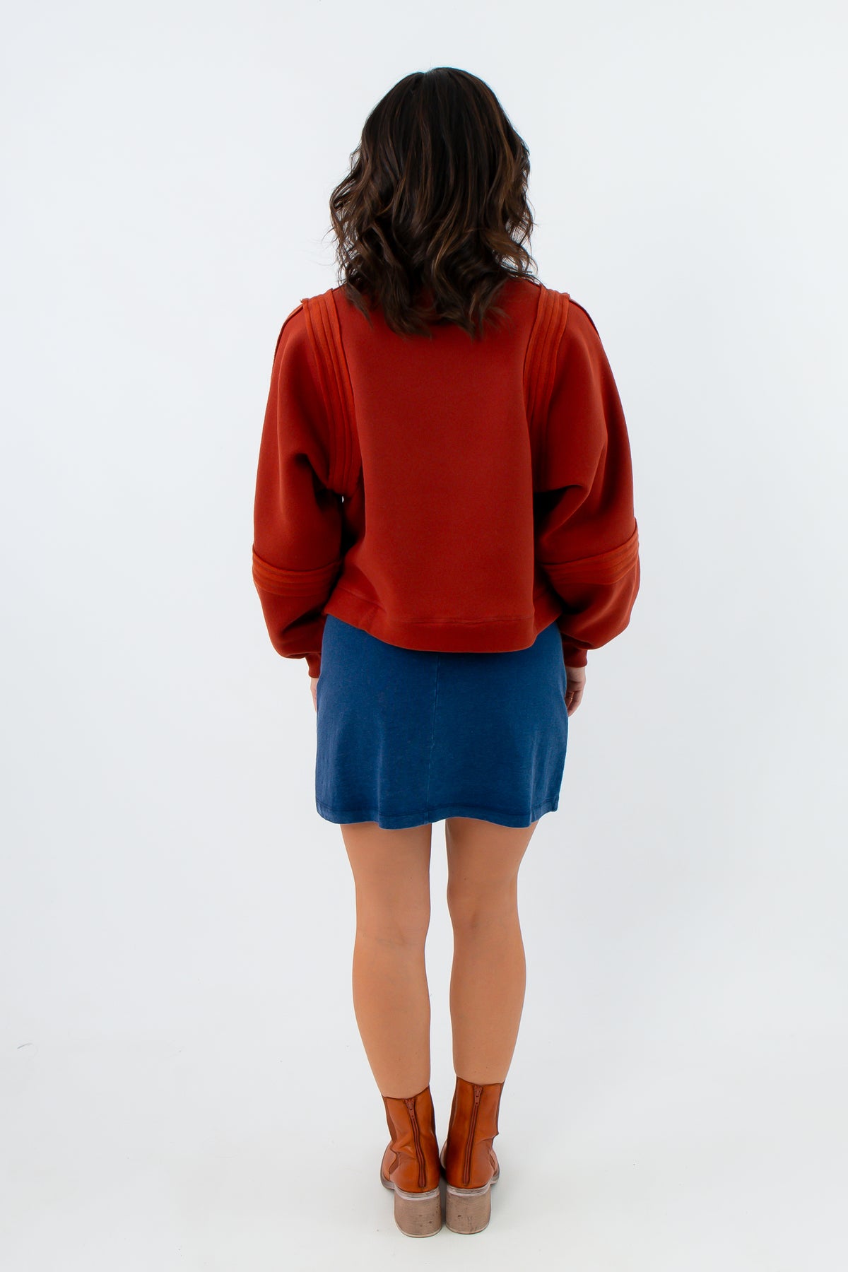 Elevated crewneck sweatshirt for fall, Seam detailed sweatshirt, reddish-brown sweatshirt