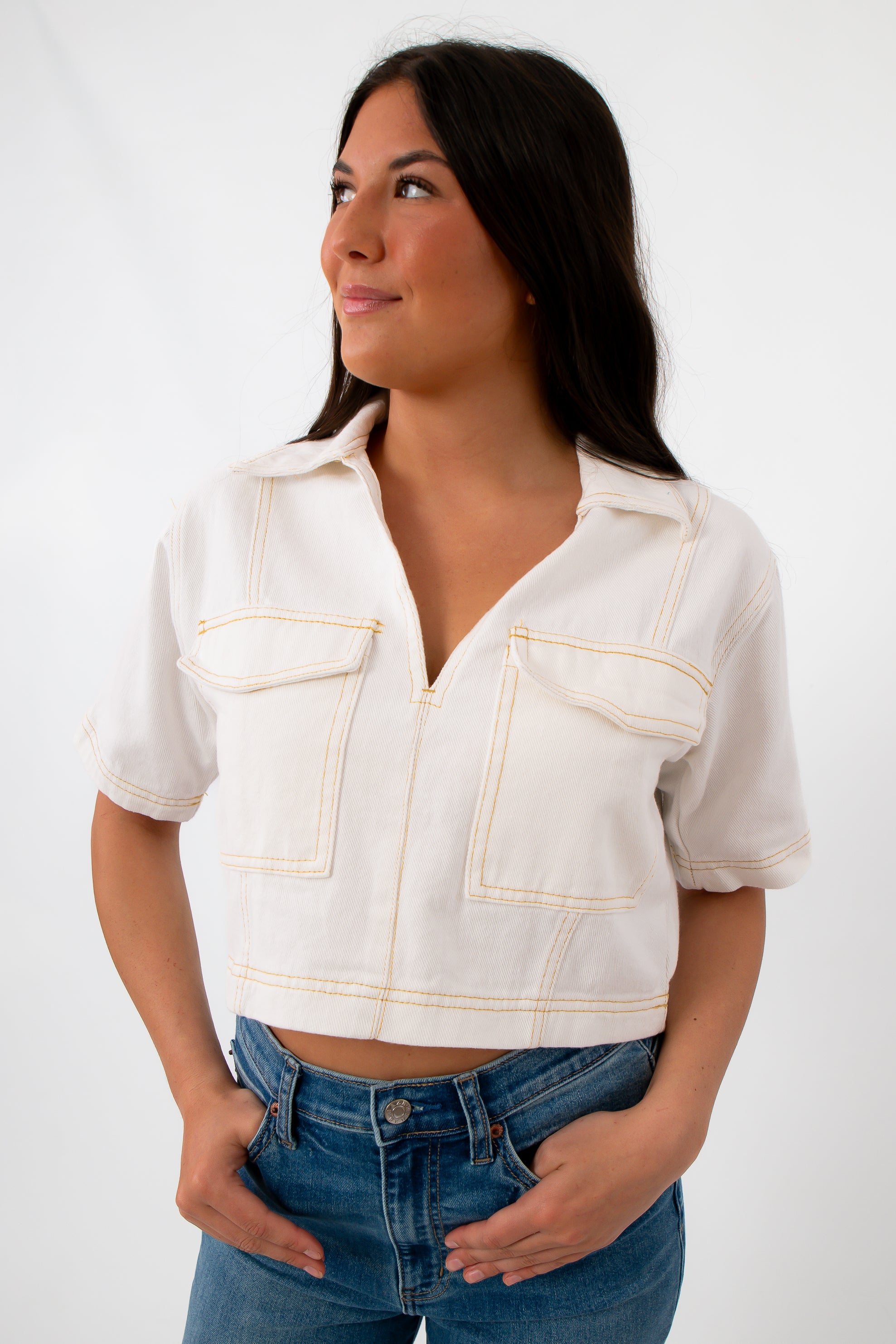 White denim contrast stitch short sleeve top with front pockets