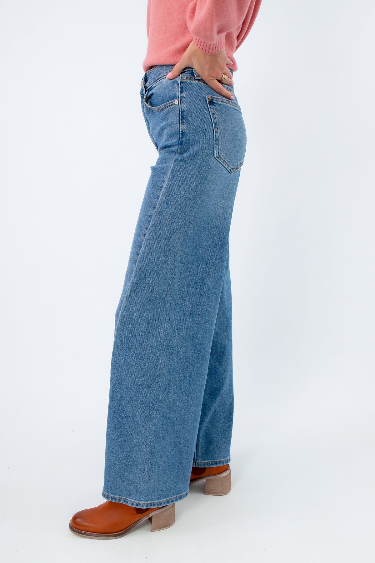 Full length medium wash jeans with functional pockets, jeans for taller women, women's long jeans, women's jean with side seam detail