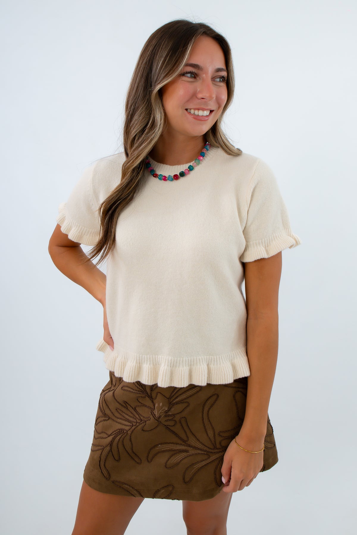 Fall sweater for Thanksgiving outfit inspiration, neutral thanksgiving outfit, cream short sleeve sweater