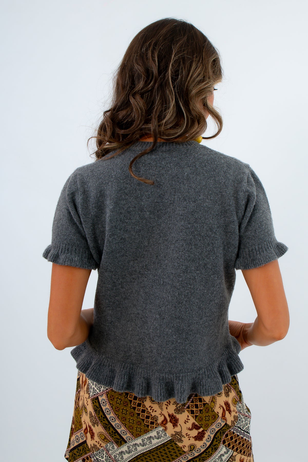 Lightweight knit sweater, thanksgiving outfit inspo, short sleeve sweaters, charcoal grey sweater