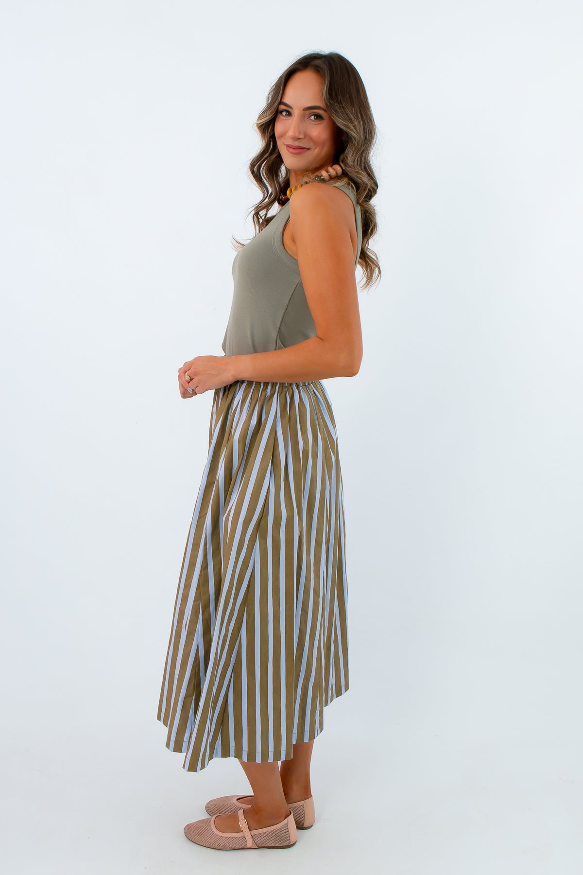 Stylish teacher outfit skirt with functional pockets, stylish patterned skirts, colorful midi skirt