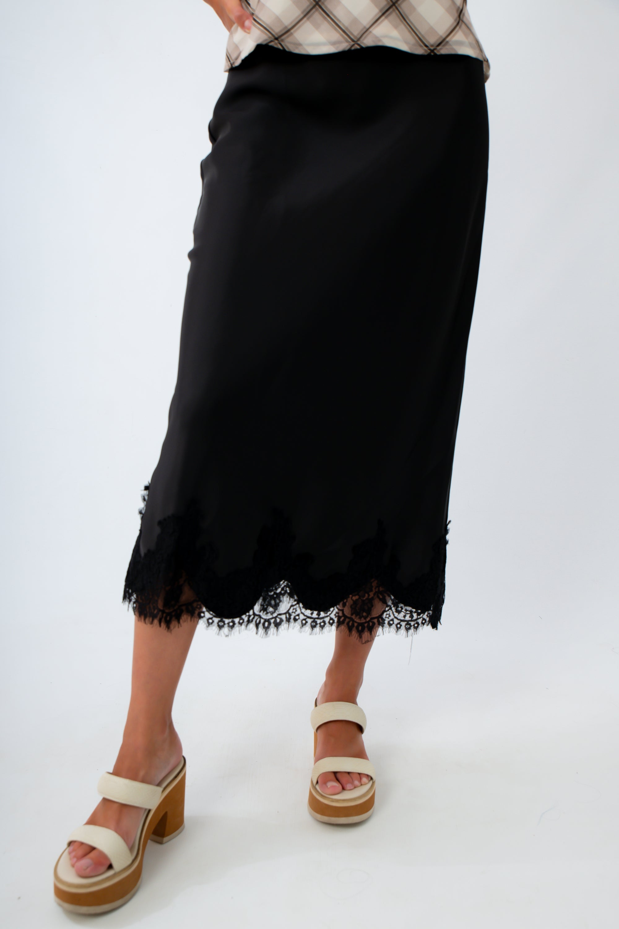 Professional fall office attire for women, black midi skirt for women, black skirt for the office, black work skirt