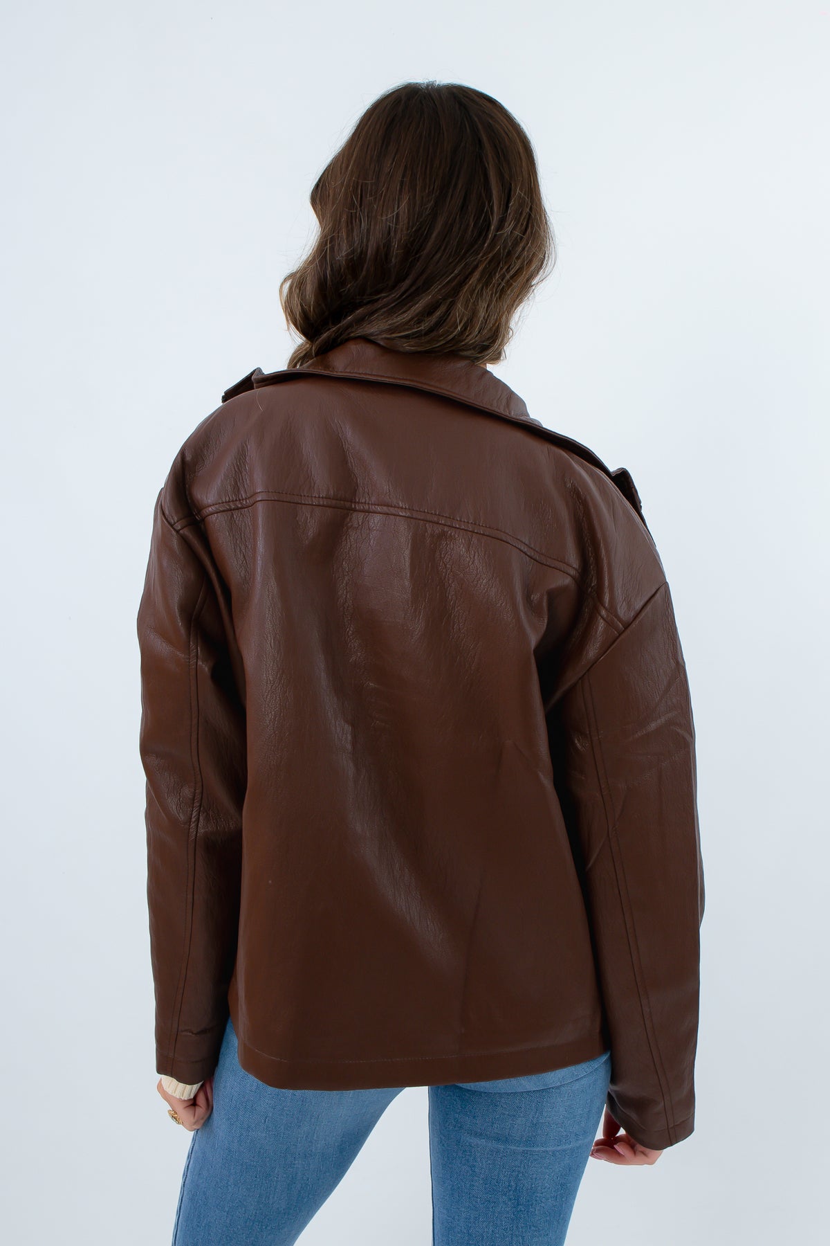 Stylish fall layering with brown leather jacket, kut from the kloth chocolate wren leather jacket