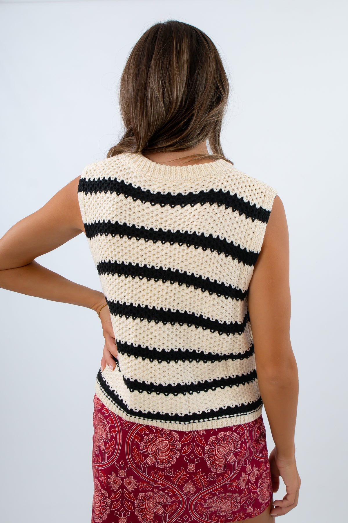 Fall neutral game day tops for warmer weather, Stylish sleeveless sweaters for Georgia game day outfits