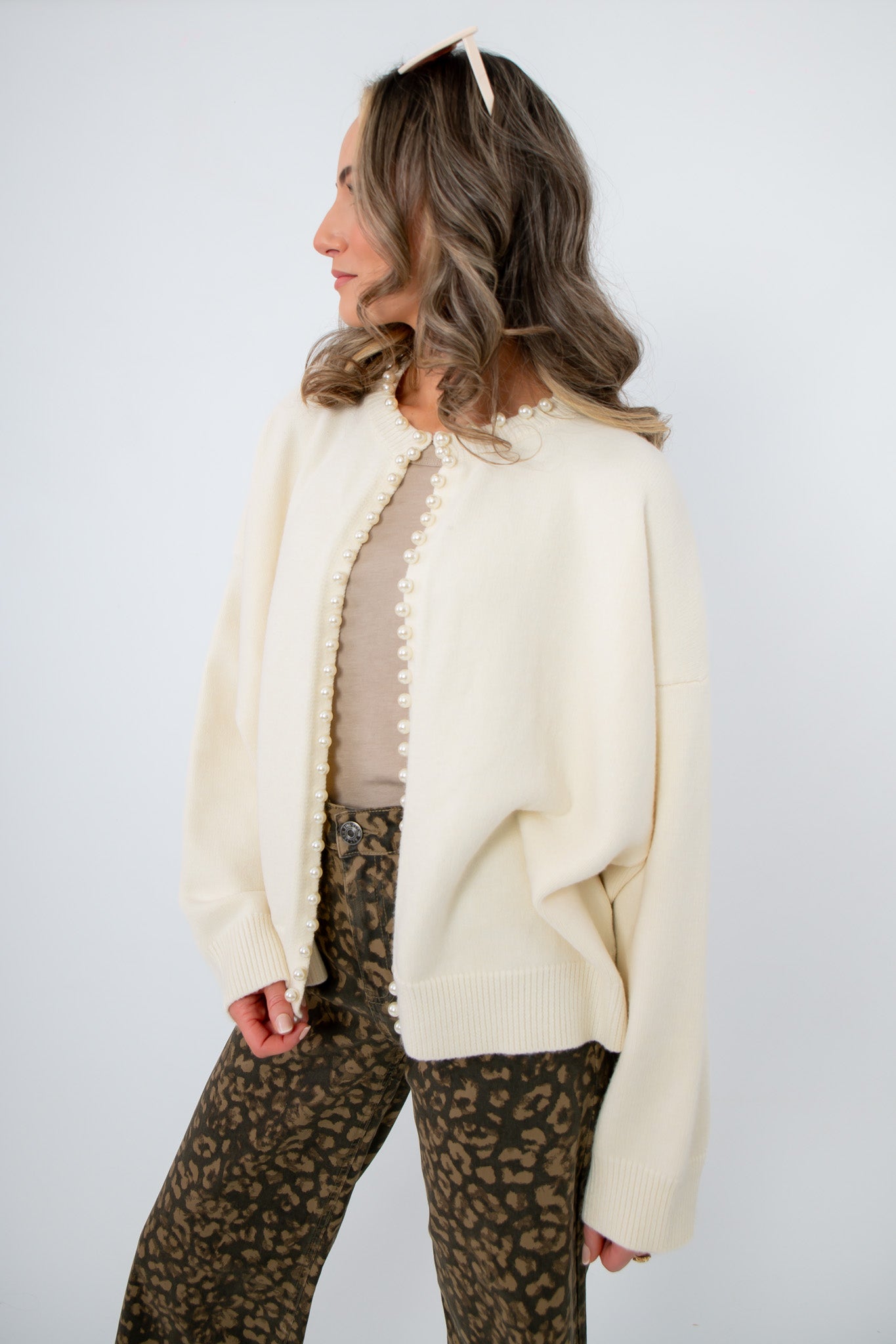 Laura Ivory Pearl Cardigan – Soft ivory cardigan featuring pearl trim and relaxed fit, ideal for layering over neutral tones.