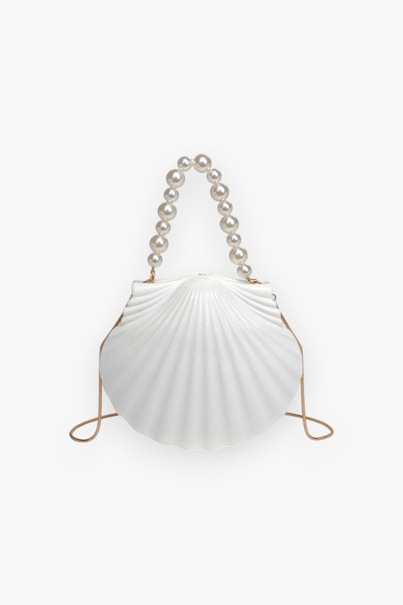 Shore Thing Clutch – shell-inspired white evening bag with pearl handle and gold chain, ideal for summer outfits and beach-themed events.